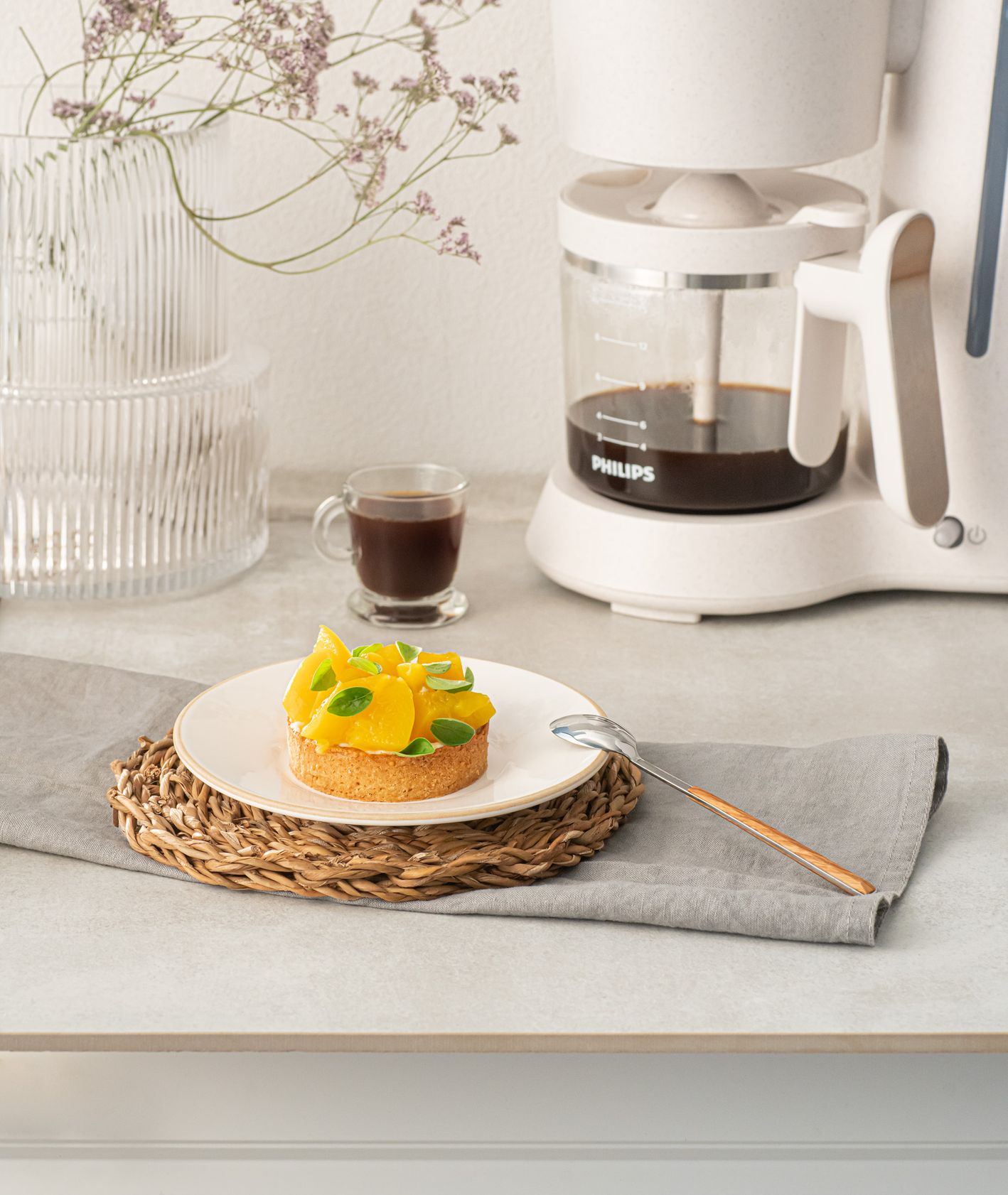 Szybkie brunche – kruche ciasto z brzoskwiniami i kremem śmietankowo-kawowym (fot. materiały prasowe)