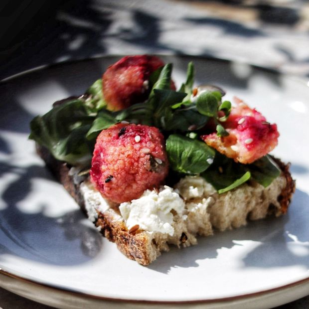 Jak zrobić różowe klopsiki z kaszy i buraków, kolorowe klopsiki, pomysł na lunch do pudełka, Ania Dobra Kulka (fot. Ania Dobra Kulka)