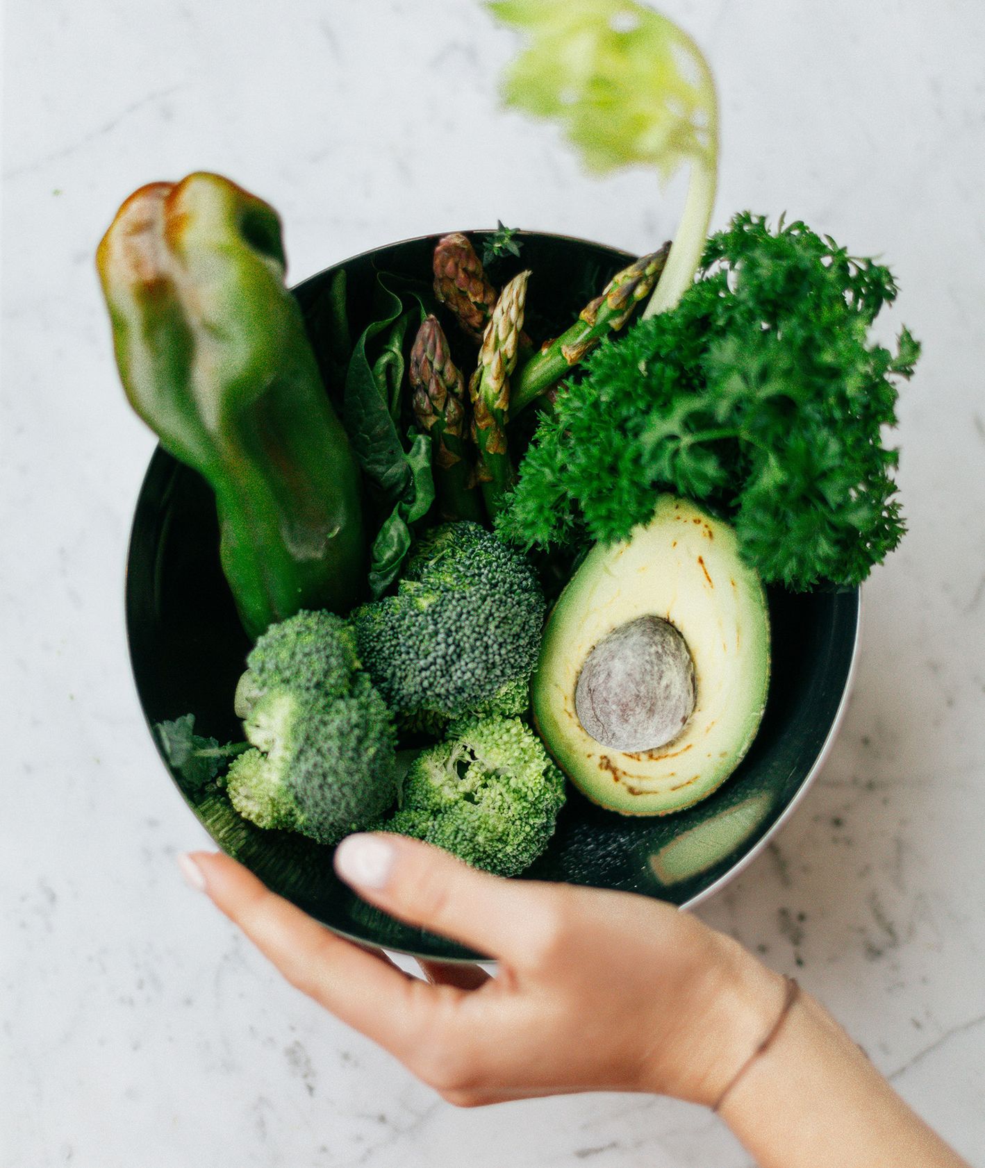 Rodzaje diet. Miska zielonych warzyw - brokuły, seler, awokado (fot. Daria Shevtsova / pexels.com)