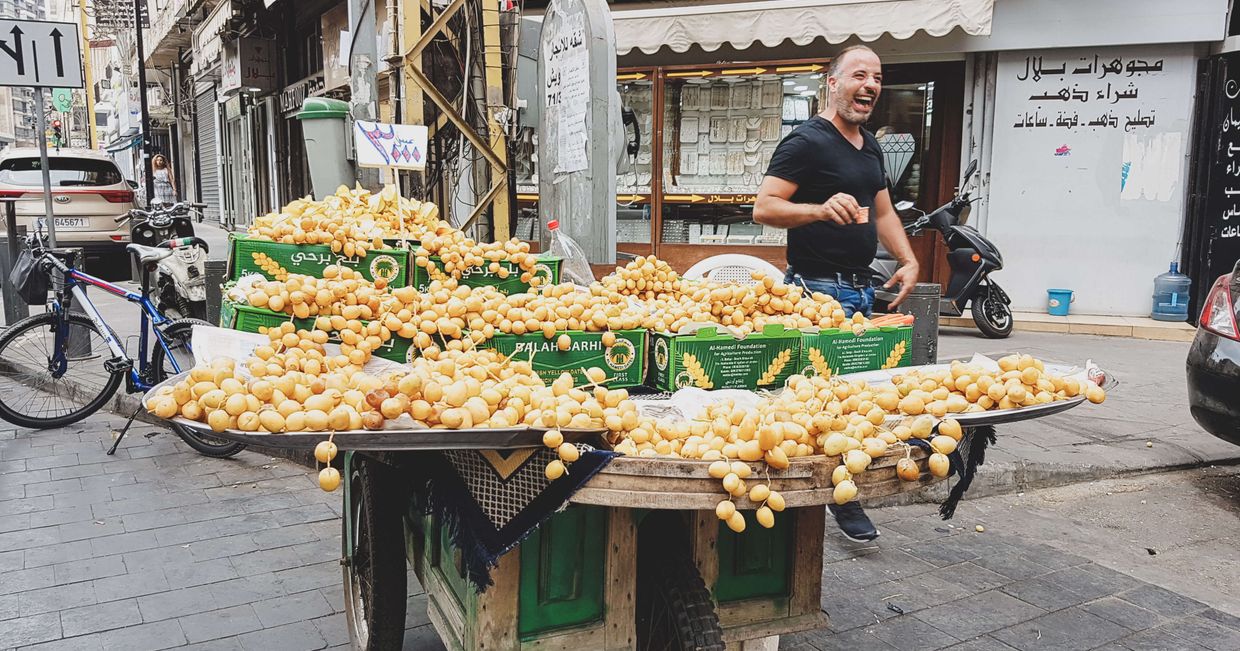 Ruchomy stragan ze świeżymi daktylami w Bejrucie