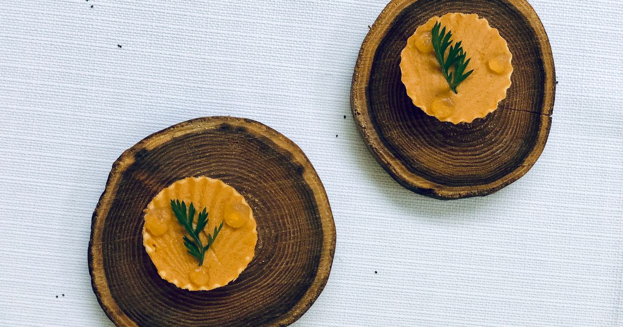 Menu krakowskiej restauracji Art, chrupka tartinka wypełniona lekkim musem z łososia, Restaurant Week (fot. Ola Koperda)