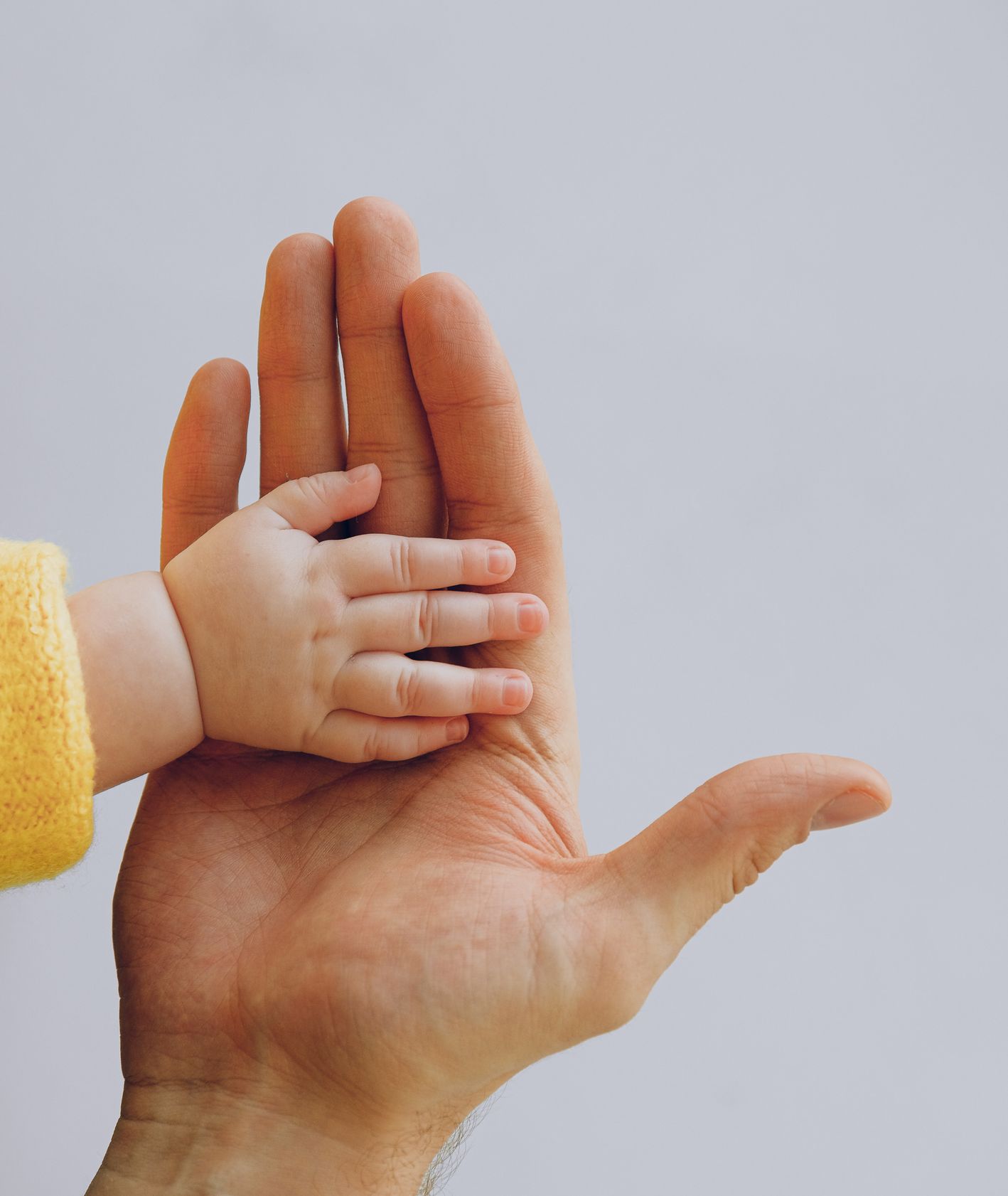 Ręce rodzica i dziecka (fot. Anna Shvets / Unsplash.com)
