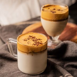 złote mleko w szklanych naczyniach