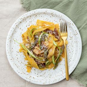 Przepisy na proste makarony – pappardelle ze szparagami i z sosem z suszonych pomidorów (fot. Paulina Czyżewska)