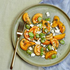 Prosty przepis na sałatkę z żółtych pomidorów, fety i bobu (fot. Maciej Niemojewski)