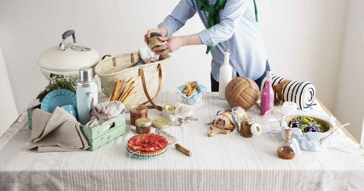 Stół przygotowany na piknik