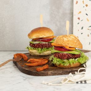 Sprawdź przepisy na wegetariańskie burgery z burakiem