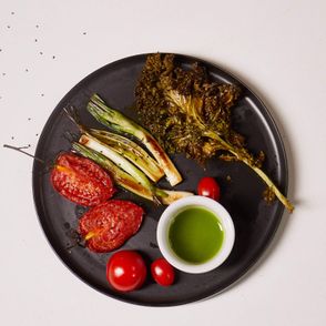 Sałatka z pieczonych warzyw z miętowym olejem z czarnuszki