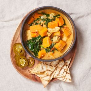 Przepis na pyszne, domowe curry z kurczakiem, batatem i jarmużem (fot. Maciek Niemojewski)