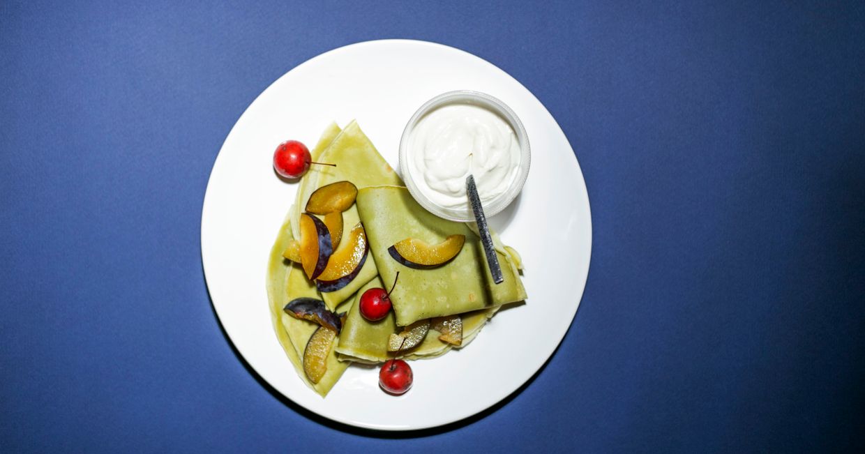 Jak przygotować naleśniki z matchą i rabarbarem. Przepis na wegańskie naleśniki. Moya matcha (fot. materiały prasowe)