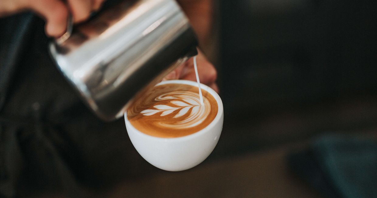 Barista tworzący latte art (fot. Tyler Nix / unsplash.com)