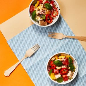 Jak zrobić sałatkę Panzanella z grillowanym kurczakiem, pomysł na sałatkę dla dziecka (fot. Maciej Niemojewski)