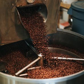 Ziarna kawy wysypywane z pieca (fot. Nathan Dumlao / unsplash.com)