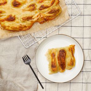 Przepis na pizzę z kwiatami cukinii. Przepisy na kwiaty cukinii, jak przygotować kwiaty cukinii (fot. Maciek Niemojewski)