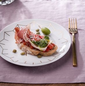 Bruschetta al pesto z pomidorkami concasse, pesto z rukoli i szynką parmeńską. Westwing (fot. dinnershow.studio)
