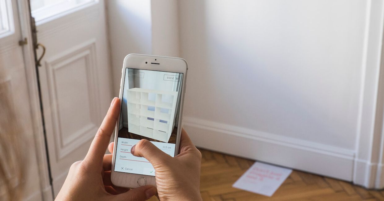 Telefon z aplikacją pomagającą urządzić mieszkanie