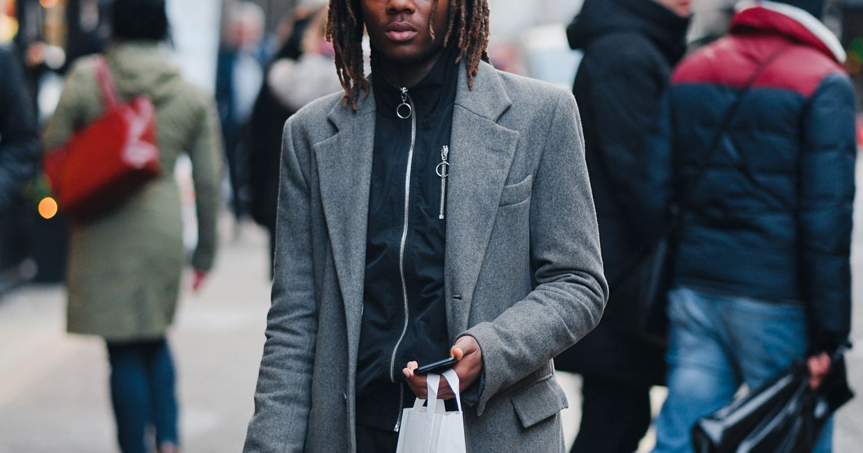 Second Hand - Abi Ismail / unsplash