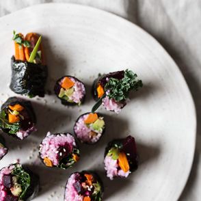 wegańskie sushi, rolki sushi, domowe sushi, jedzenie dla dzieci, sushi dla dzieci, warzywne sushi, kuchnia azjatycka, pomysł na lunchbox, obiad do pracy, pieczony burak