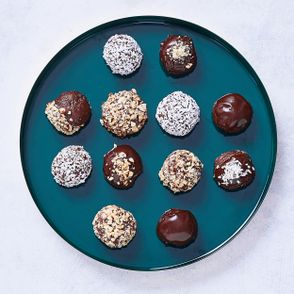 Domowe bajaderki na biszkopcie i herbatnikach w polewie czekoladowej z orzechami i z wiórkami kokosowymi (fot. Maciej Niemojewski)