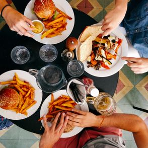 Grupa znajomych je burgery (fot. Dan Gold / unsplash.com)