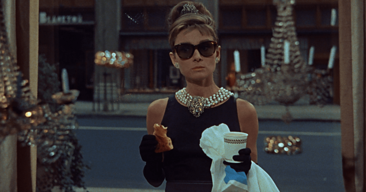Audrey Hepburn w "Śniadaniu u Tiffany'ego" (fot. kadr z filmu)