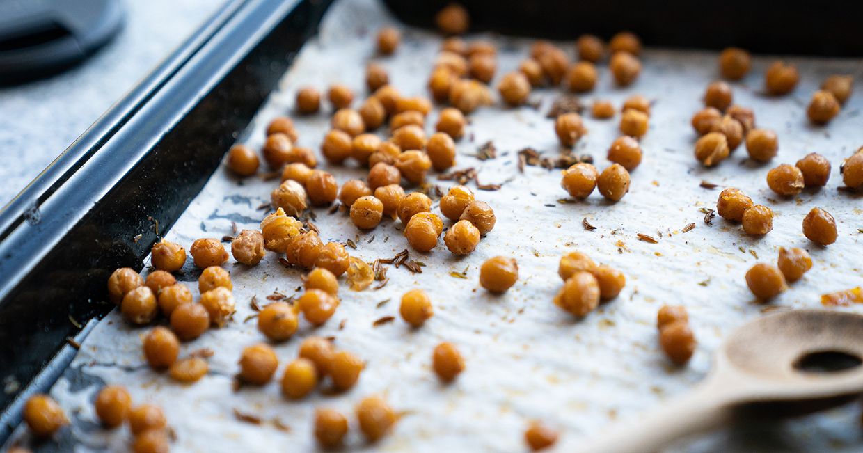 Chrupki z ciecierzycy na blasze do pieczenia (fot. Dimitri Photography / unsplash.com)