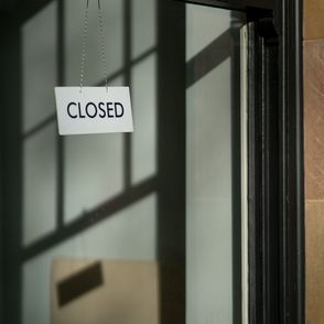 Napis zamknięte po angielsku (Closed) na zamkniętych drzwiach restauracji (fot. Craig Whitehead / unsplash.com)