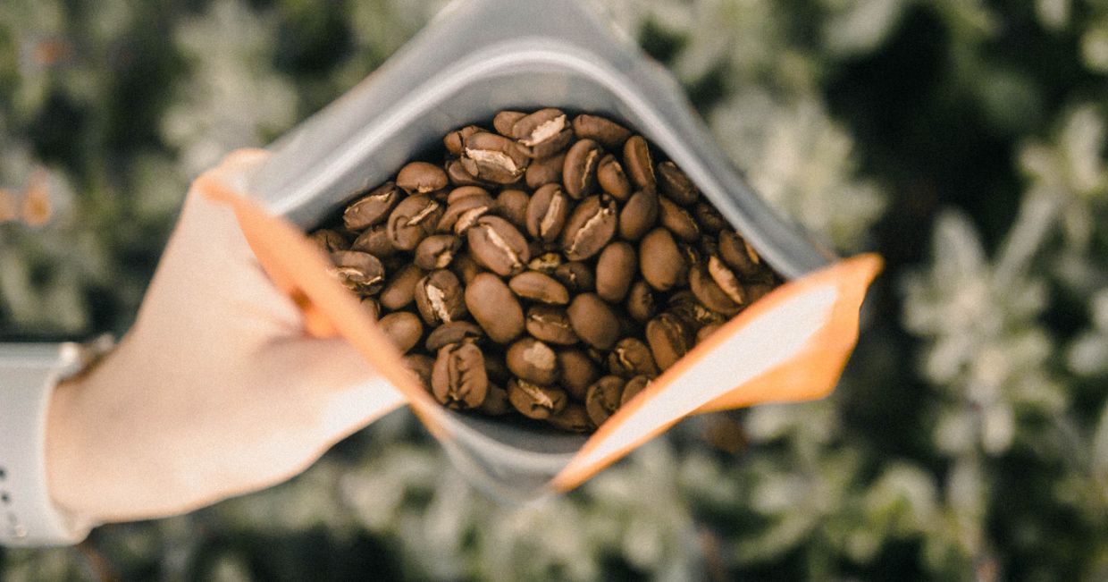 Otwarta paczka kawy (fot. William Moreland / unsplash.com)