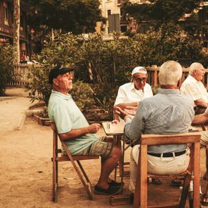 Starsi ludzie. Jak długo żyć? (fot. Cristinaa Gottardi/Unsplash)