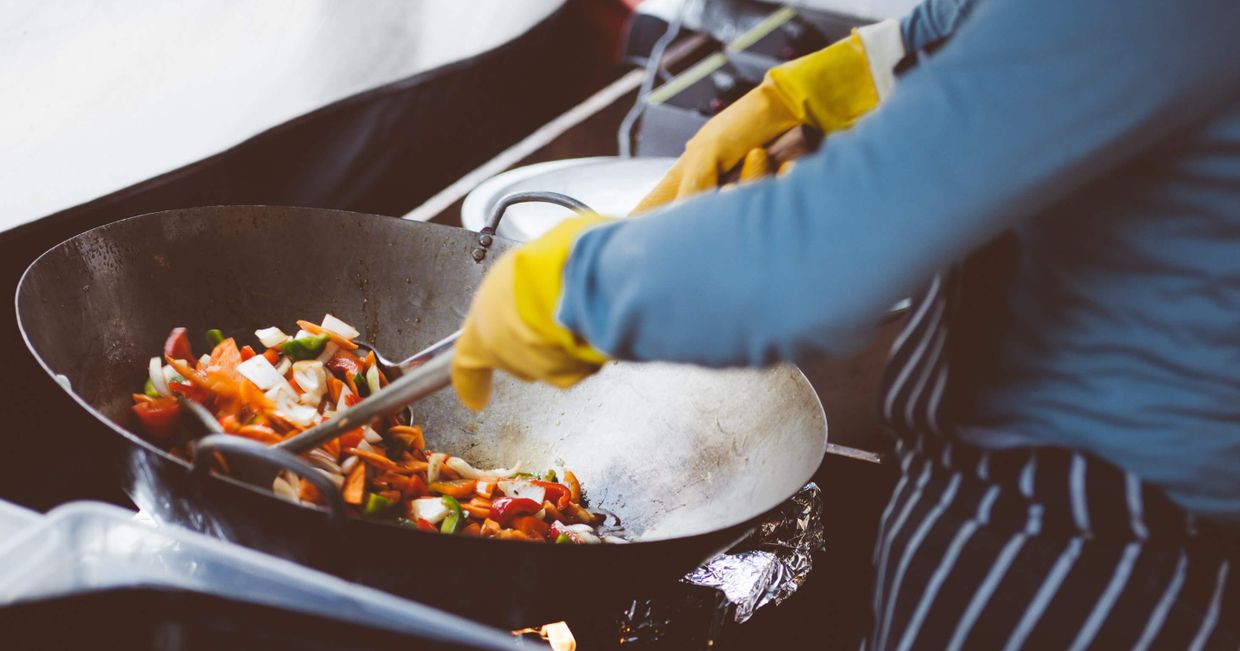 Jedzenie azjatyckie – warzywa w woku / Clem Onojeghuo / Unsplash.com