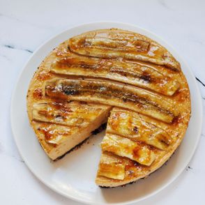 sernik kajmakowy z bananem, sernik z bananem, karmelizowany banan, sernik kajmakowy, sernik na czekoladowym spodzie, ciasto bananowe, proste ciasto, deser na niedzielę, domowy kajmak