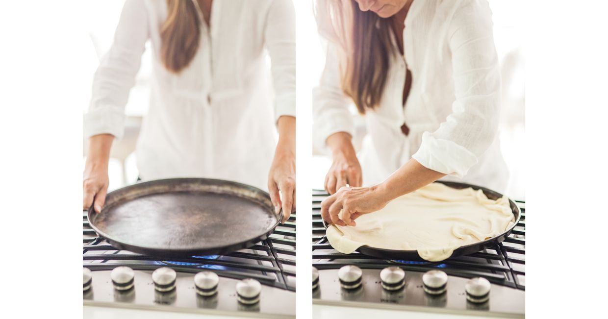Podgrzewanie blachy i układanie ciasta pizzy (fot. Dinnershow Studio)