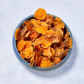 Domowe czipsy z pieczonych batatów z ostrą papryką i solą morską, chipsy z batatów, zdrowe przekąski