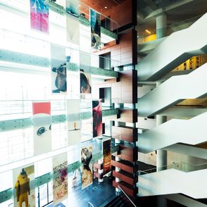 Instalacja prac na wystawie „Paradise 101” Wojtka Wieteski. Narodowe Forum Muzyki we Wrocławiu