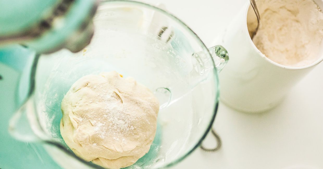 Wyrastające ciasto do pizzy w misie robota kuchennego (fot. Dinnershow Studio)