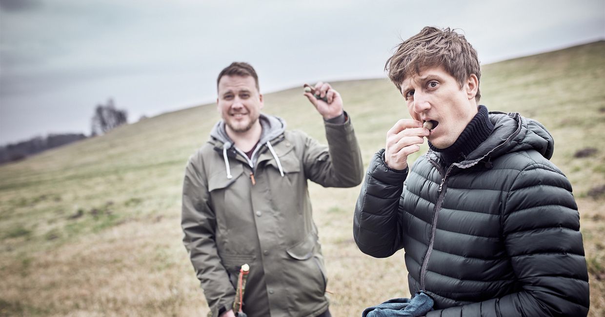 David Gaboriaud i Maciej Podyma z Fundacji Łąka podczas siania dzikich kwiatów na łące za pomocą seed balls, kulek wypełnionych nasionami