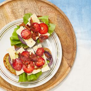 Pomysł na szybkie śniadanie z truskawkami (fot. Maciej Niemojewski)