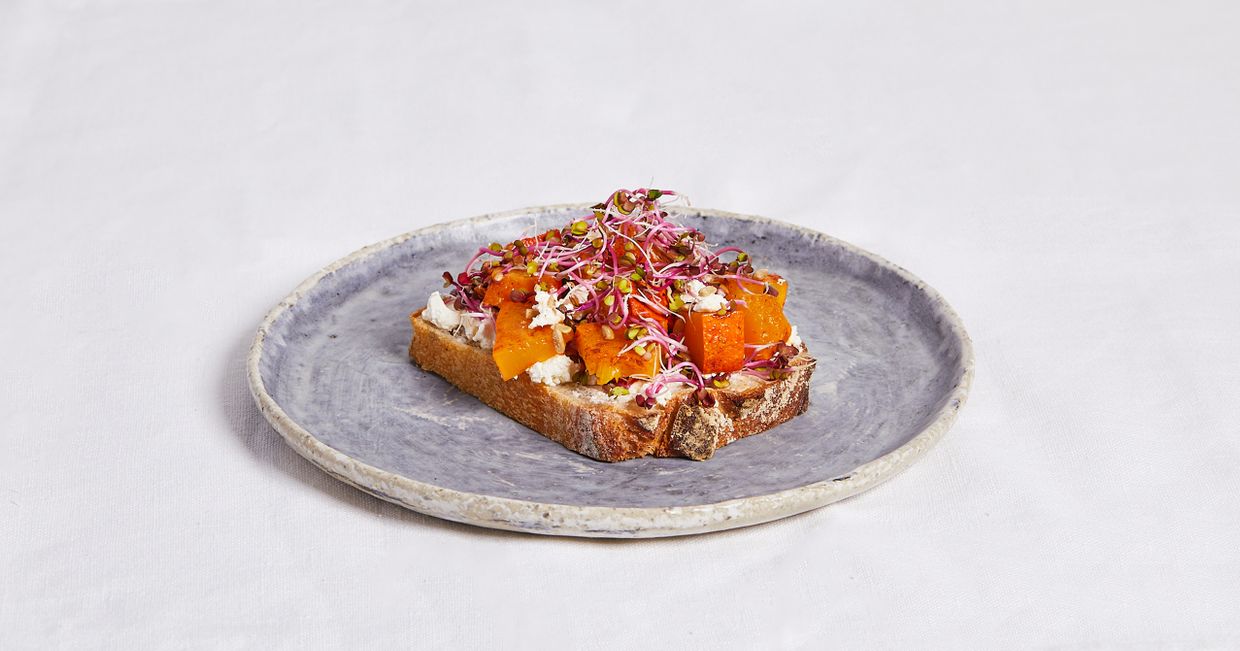 Kanapka z ricottą, pieczoną dynią i kiełkami (fot. Maciek Niemojewski)