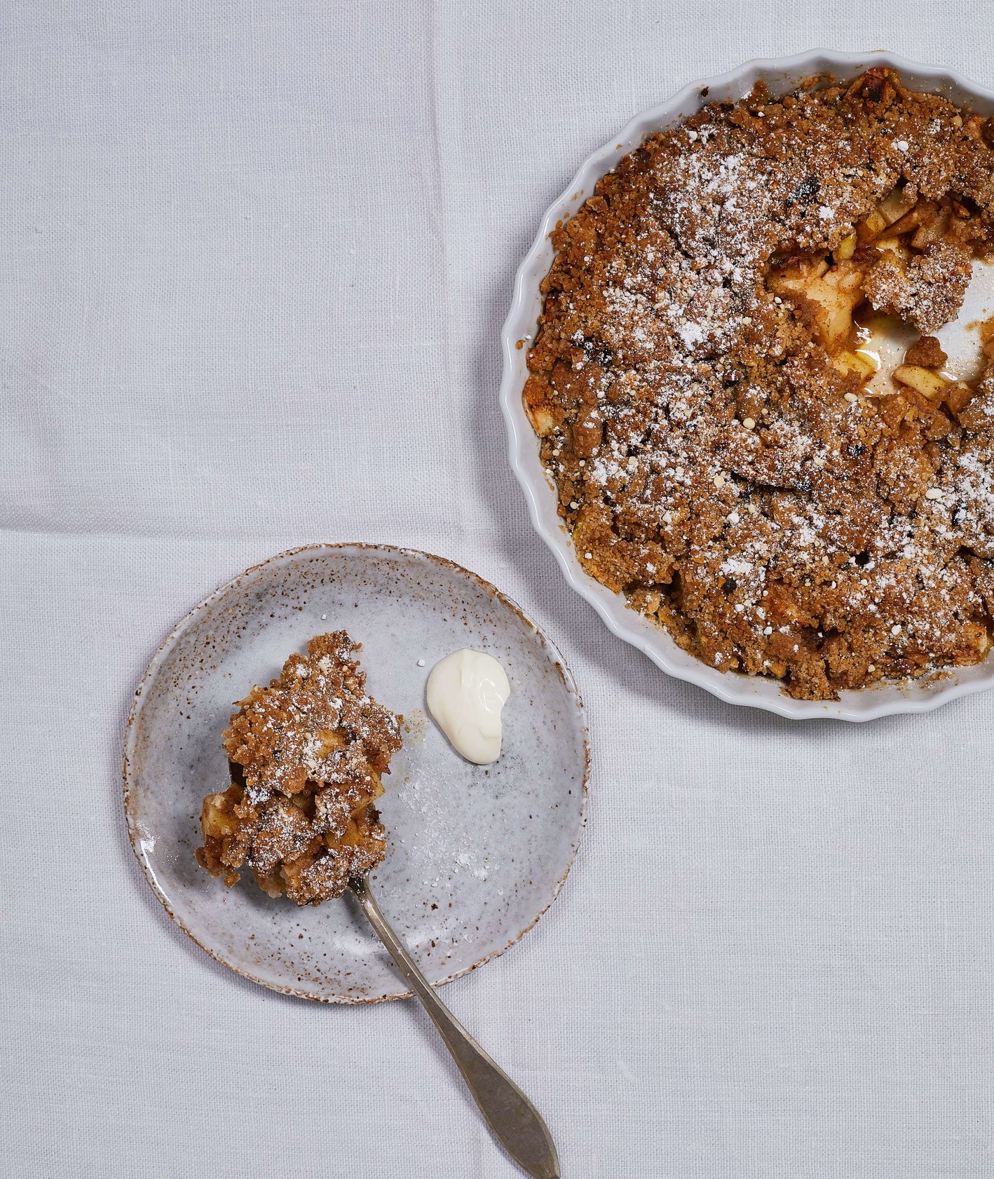 Deser z jabłek pod maślaną kruszonką obsypane cukrem pudrem (fot. Maciek Niemojewski)
