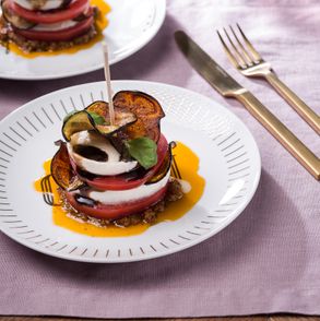 Sałatka caprese z redukcją balsamiczną, pesto z suszonych pomidorów i chrupiącym plastrem bakłażana. Westwing 9fot. dinnershow.studio)