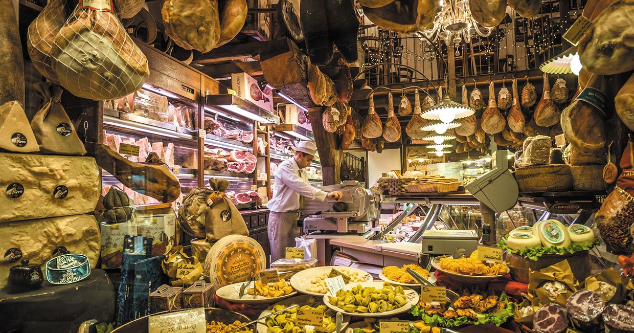 Sklep z włoskimi produktami – tradycyjną szynką, regionalnymi oliwkami i wybornymi serami