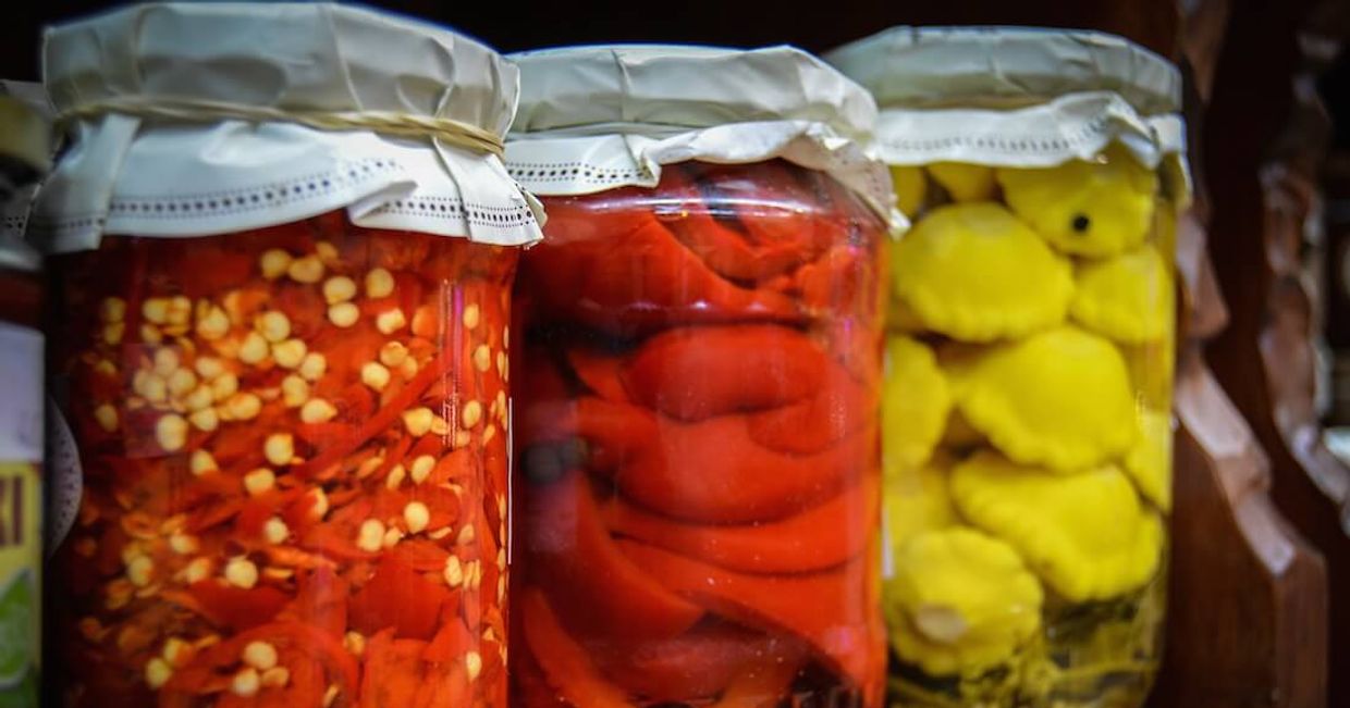 słoje z warzywami w zalewie