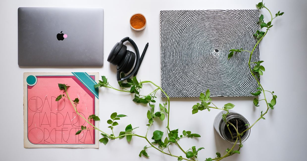 Komputer, słuchawki, przyprawa Ras el hanout, obraz "Granice" yui Akiyamy, płyta winylowa Grand Standard Orchestra, ziemniak zasadzony w słoiku (fot. Marcin Lewandowski)