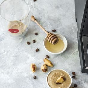 Ekspres do kawy marki Nivona podczas parzenia jesiennej kawy, kawa, mleko, miód i orzechy brazylijskie (fot.materiały prasowe)