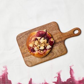 Drożdżówka z wiśniadmi i kruszonką na drewnianej desce (fot. Maciej Niemojewski)