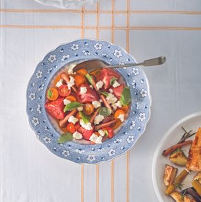 Jak zrobić szybką sałatkę z pomidorów z bryndzą i ziołami. Przepis na pomidory z bryndzą (fot. dinnershow.studio)