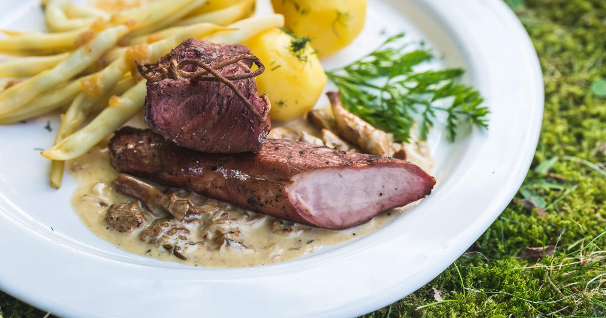 Polędwiczka wieprzowa z dodatkiem grzybów leśnych podawana z ziemniakami i fasolką (fot. Łukasz Stafiej)