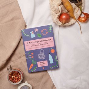 Książka Sylwii Majcher "Wykorzystuję, nie marnuję" i siatka z warzywami rozłożone na stole (fot.Maciek Niemojewski)