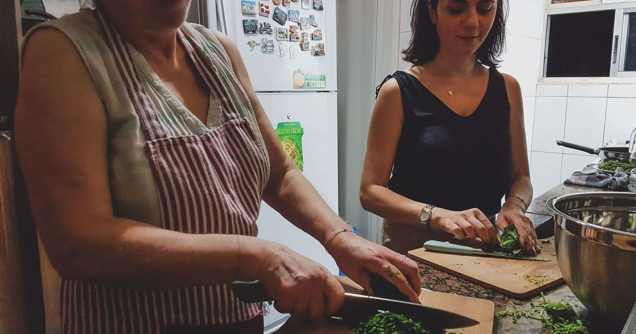 Krojenie natki na tabouleh w kuchni Joelle i Tani