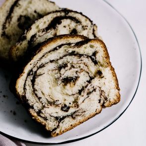 Miękkie ciasto rolada z czekoladą (fot. Jessica Nadziejko)